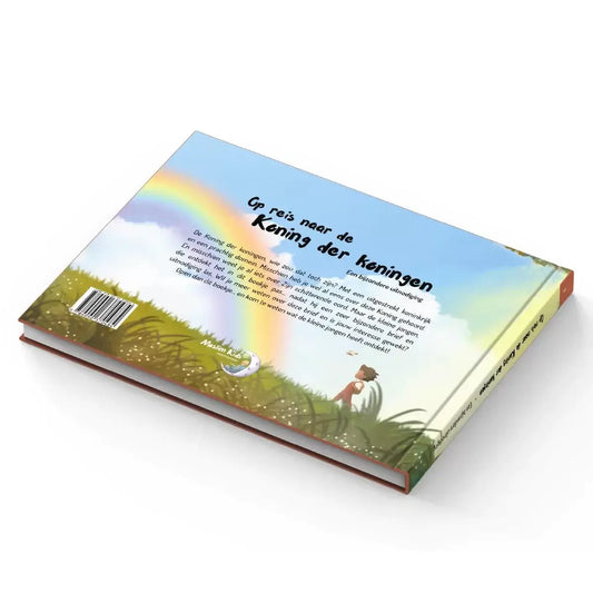 Achterzijde van het kinderhardcoverboek op reis naar de koning der koningen met regenboog en grasveld illustratie