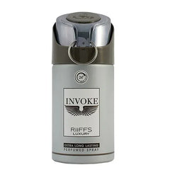 Zilveren en grijze riffs deodorant spray met winged logo en Invoke branding