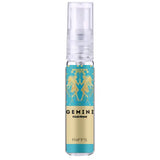Een slanke doorzichtige glazen sprayfles met turkooizen en gouden label met engelachtige figuren van riiffs gemini pour femme edp 100 ml