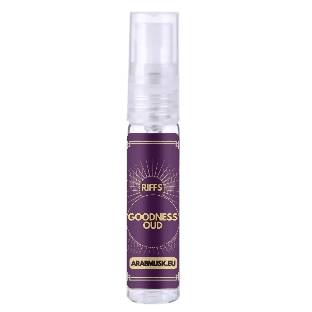 Een heldere glazen sprayfles met een paars etiket met gouden tekst en witte lijnkunst van riffs goodness oud door arabmusk.eu
