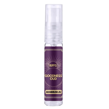 Een heldere glazen sprayfles met een paars etiket met gouden tekst en witte lijnkunst van riffs goodness oud door arabmusk.eu