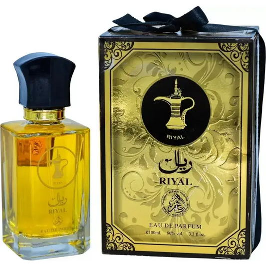 Goudengele riyal edp parfumfles met zwarte dop en gouden accenten naast een gouden doos met arabische kalligrafie en koffiepotlogo