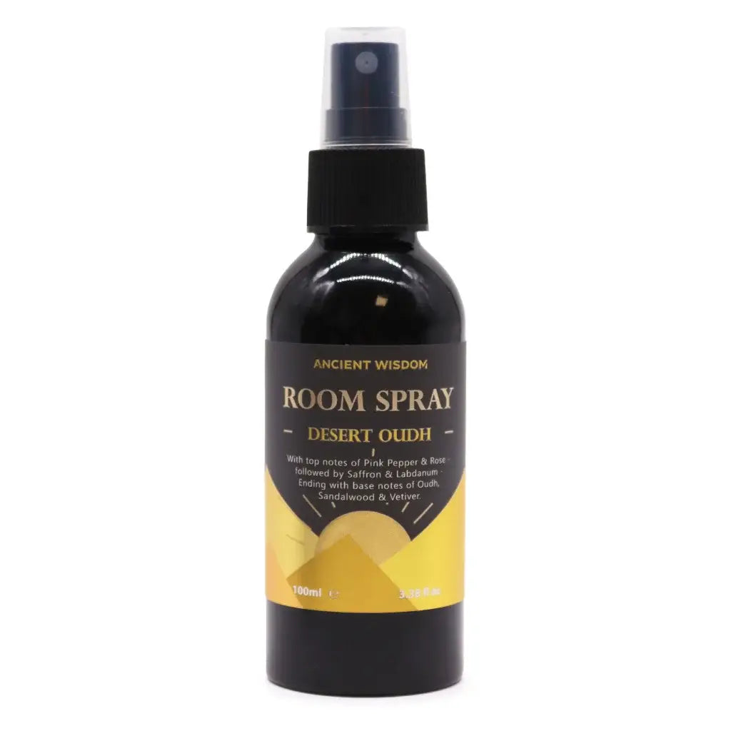 Zwarte glazen sprayfles met gouden label van ancient wisdom roomspray desert oudh in elegante typografie