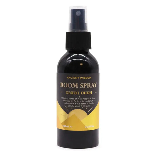 Zwarte glazen sprayfles met gouden label van ancient wisdom roomspray desert oudh in elegante typografie