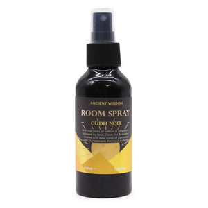 Zwarte glazen fles met zwarte sprayspray en gouden etiket van ancient wisdom met oudh noir roomspray