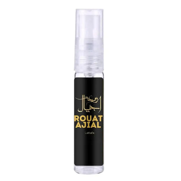 Heldere glazen sprayfles met zwart etiket en gouden arabische tekst roaut ajial voor rouat ajial product