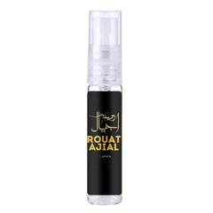 Heldere glazen sprayfles met zwart etiket en gouden arabische tekst roaut ajial voor rouat ajial product