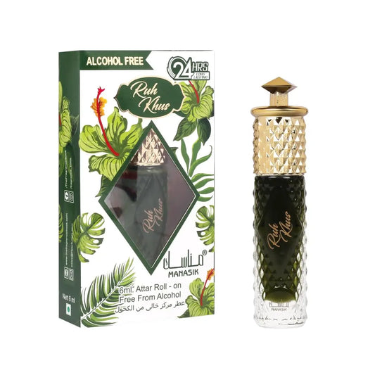 Een slanke donker groene glazen parfumfles ruh khus parfumolie met een gouden facet dop en reliëfmerkering