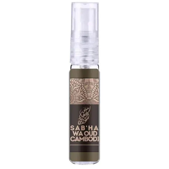 Een slanke transparante parfumspray met een donkerbruik label en goudkleurige reliëfpatronen sab ha wa oud cambodi