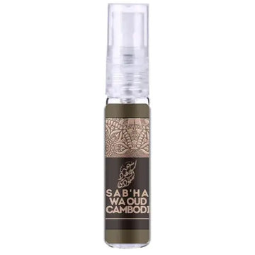 Een slanke transparante parfumspray met een donkerbruik label en goudkleurige reliëfpatronen sab ha wa oud cambodi