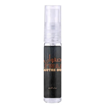 Een slanke zwarte sprayfles met een transparante dop en een etiket met gouden en witte tekst van safwaan lautre oud