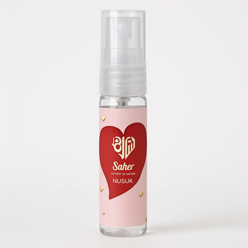 Lichtroze parfumflesje met rode hartlabel voor Saher Nusuk parfumproduct