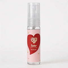 Lichtroze parfumflesje met rode hartlabel voor Saher Nusuk parfumproduct