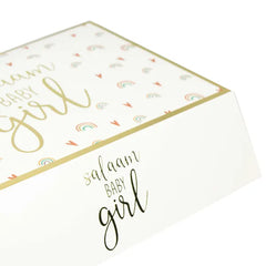 Witte doos met girl tekst en regenboogpatroon voor Salaam Baby Girl producten