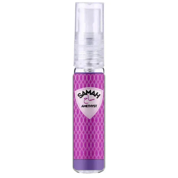 Een slanke doorzichtige sprayfles met een paars label met geometrisch patroon van samah amethyst