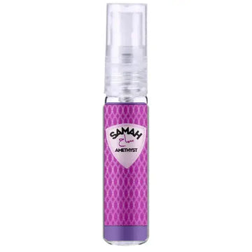 Een slanke doorzichtige sprayfles met een paars label met geometrisch patroon van samah amethyst