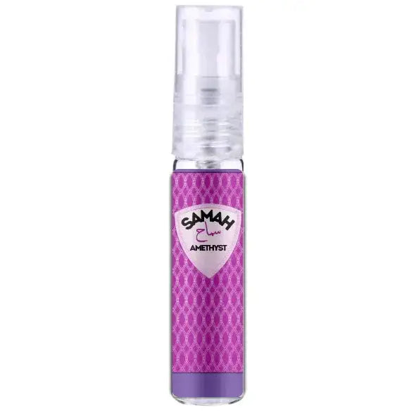 Een slanke doorzichtige sprayfles met een paars label met geometrisch patroon van samah amethyst