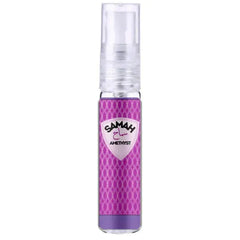 Een slanke doorzichtige sprayfles met een paars label met geometrisch patroon van samah amethyst