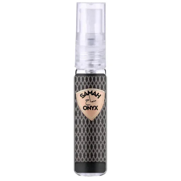 Een slanke zwartzilver sprayfles met geometrisch patroon en samah onyx logo op het label