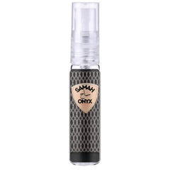 Een slanke zwartzilver sprayfles met geometrisch patroon en samah onyx logo op het label