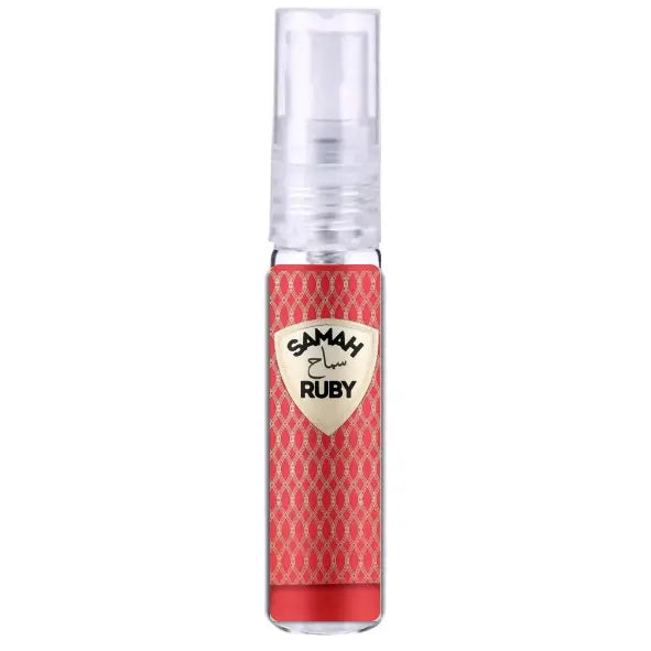 Een strak, transparante sprayfles met een rode patroonlabel van samah ruby en een heldere pomp voor samah ruby riiffs