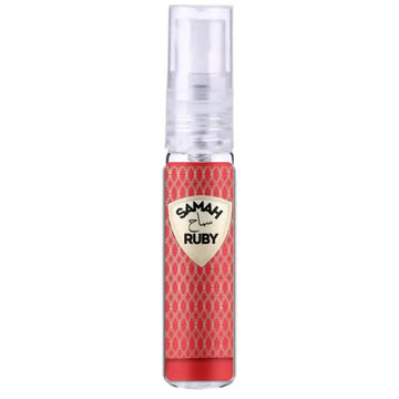 Een strak, transparante sprayfles met een rode patroonlabel van samah ruby en een heldere pomp voor samah ruby riiffs