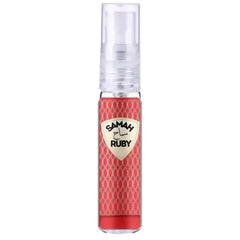 Een strak, transparante sprayfles met een rode patroonlabel van samah ruby en een heldere pomp voor samah ruby riiffs