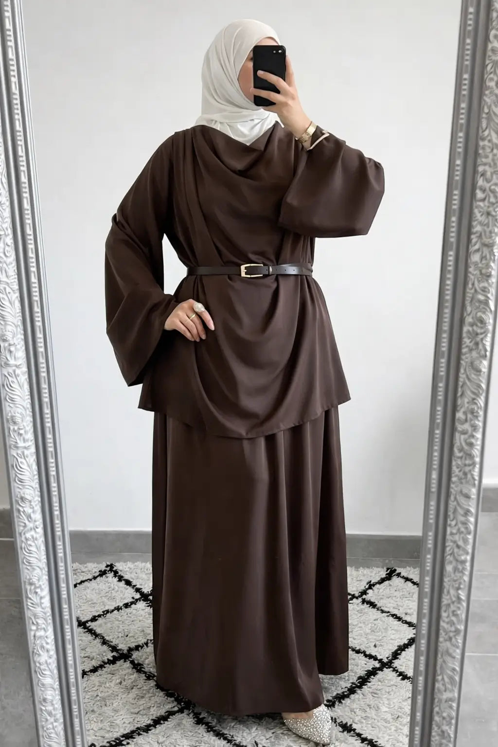 Brown satijnen abaya met brede mouwen en bijpassende ceintuur uit de satijnen ensemble jawhara collectie