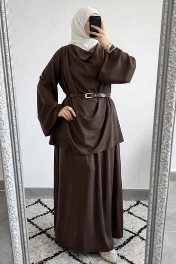 Brown satijnen abaya met brede mouwen en bijpassende ceintuur uit de satijnen ensemble jawhara collectie