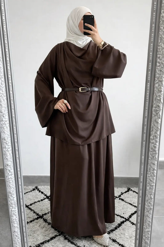 Brown satijnen abaya met brede mouwen en bijpassende ceintuur uit de satijnen ensemble jawhara collectie