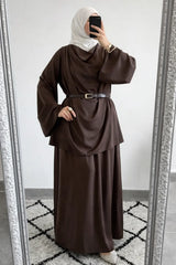 Brown satijnen abaya met brede mouwen en bijpassende ceintuur uit de satijnen ensemble jawhara collectie