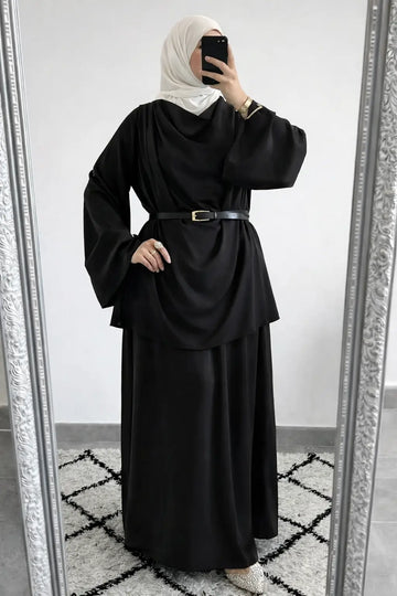 Zwarte satijnen abaya met brede mouwen en bijpassende riem uit het satijnen ensemble jawhara, zijaanzicht