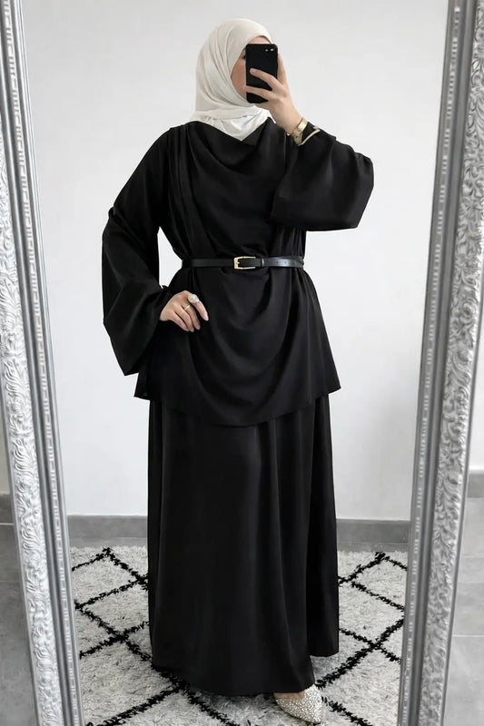 Zwarte satijnen abaya met brede mouwen en bijpassende riem uit het satijnen ensemble jawhara, zijaanzicht