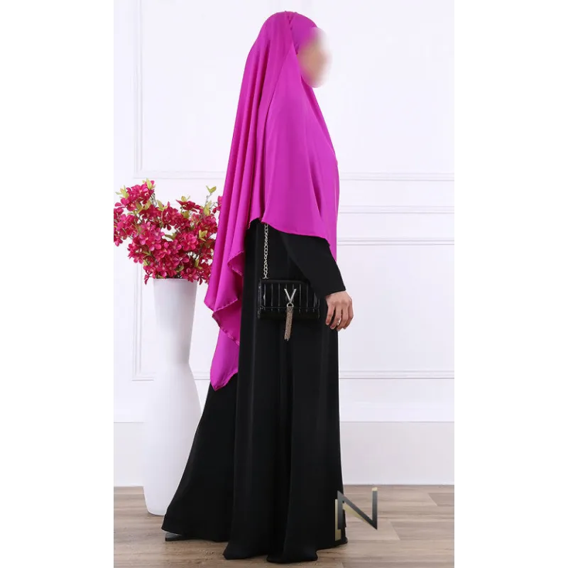 Paarse en zwarte abaya met hijab in satijnen khimar