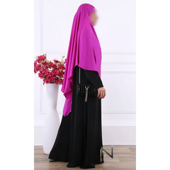 Paarse en zwarte abaya met hijab in satijnen khimar