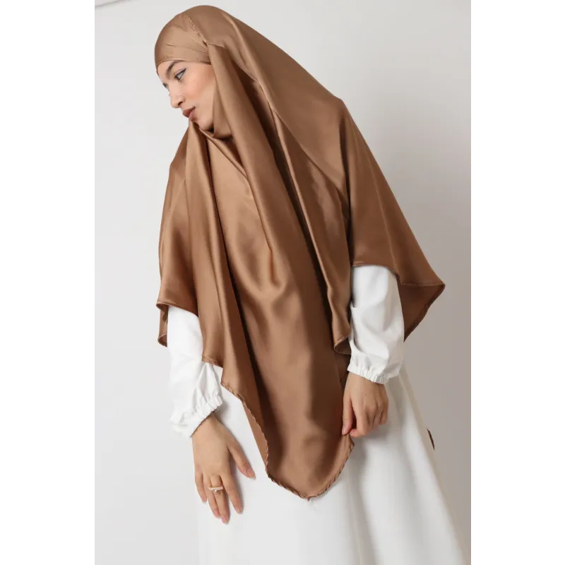 Bruine satijnen khimar met rafelige randen en witte blouse eronder