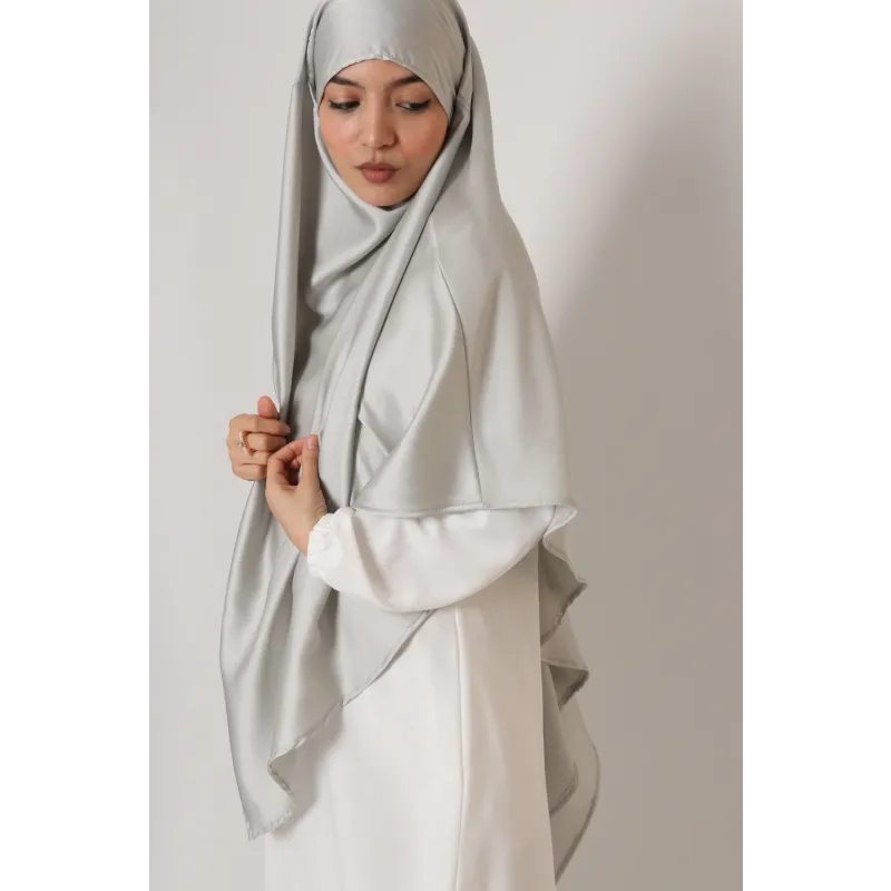 Lichtgrijze satijnen khimar met geruite rand en zachte stof