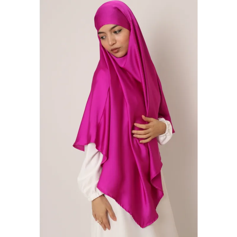 Elegante satijnen khimar in magenta met witte mouwen en draperend design