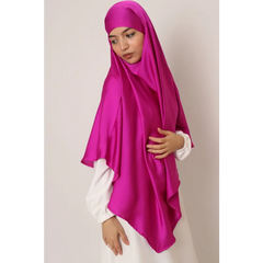 Elegante satijnen khimar in magenta met witte mouwen en draperend design