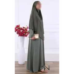 Satijnen khimar in olijfgroene abaya met hijab en clutch