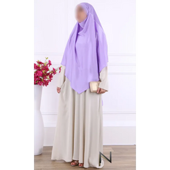Satijnen khimar van lavendel hijab met beige abaya, zachte stof