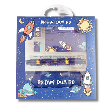 Paars ruimte-thema schrijfwarenset met raketten planeten en sterren op blauwe achtergrond van dream dua do