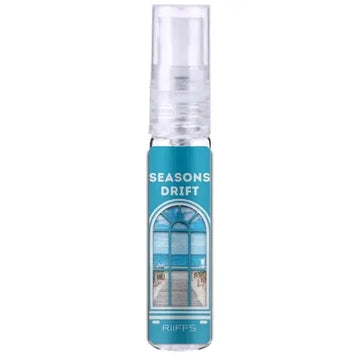 Een heldere glazen sprayfles met een teal label en raamontwerp, seasons drift edp 100 ml van riiffs