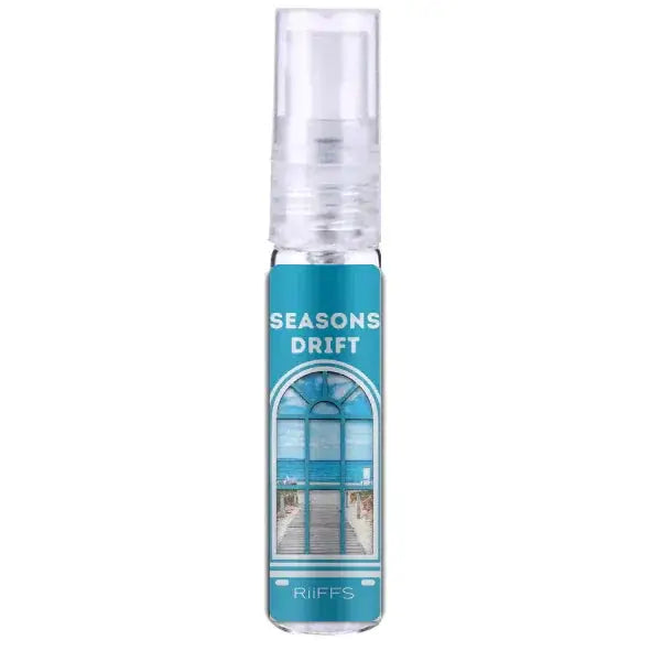 Een heldere glazen sprayfles met een teal label en raamontwerp, seasons drift edp 100 ml van riiffs