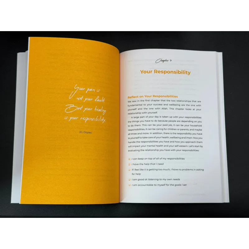 Gele hardcover Secrets to Self-Esteem door Afshan Khan met witte pagina’s