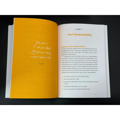 Gele hardcover Secrets to Self-Esteem door Afshan Khan met witte pagina’s