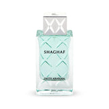 Een slanke transparante glazen fles met licht turquoise vloeistof en reliëf diamantpatroon shaghaf for men