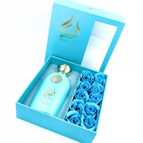 Shanaya lichtblauwe parfumfles met gouden dop in cadeauverpakking en negen blauwe rozenzeepjes