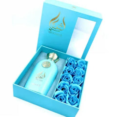 Shanaya lichtblauwe parfumfles met gouden dop in cadeauverpakking en negen blauwe rozenzeepjes