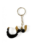 Zwarte en gouden hars sleutelhanger in de vorm van de arabische letter ج met metalen ring en ketting, sien - arabisch alfabet sleutelhanger